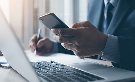 Un accès en ligne et sur mobile Cash-management_Un-accès-en-ligne-et-sur-mobile